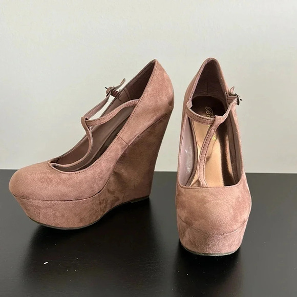 Breckelles Shoes - Breckelle's Brown Wedge Shoes Sz 6.5